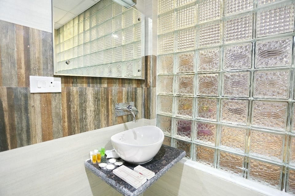 Deluxe Room | Bathroom | Shower, rainfall showerhead, free toiletries, hair dryer (on request)