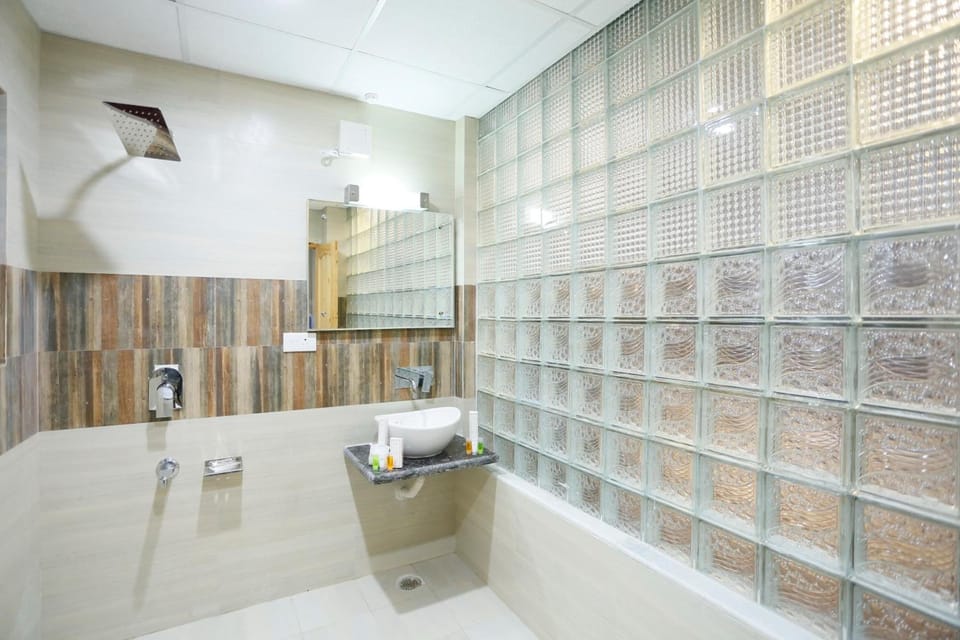 Shower, rainfall showerhead, free toiletries, hair dryer (on request)