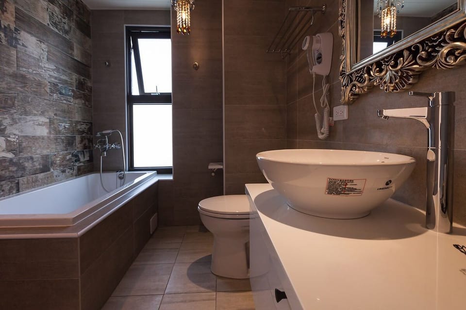 Classic Double Room | Bathroom | Rainfall showerhead, free toiletries, hair dryer, slippers