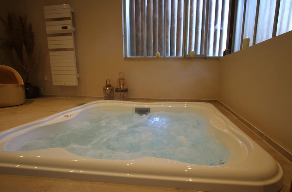 Sauna, hot tub