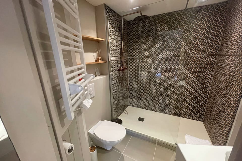 Hazelnut Room | Bathroom | Shower, hair dryer, towels