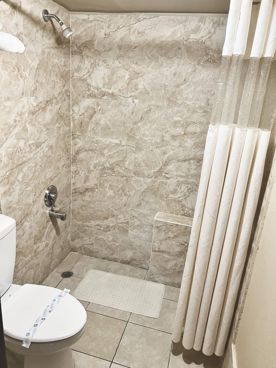 Standard Room, 1 King Bed, Non-Smoking | Bathroom | Combined shower/tub, free toiletries, hair dryer, towels