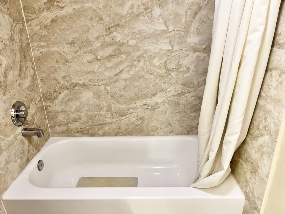 Combined shower/tub, free toiletries, hair dryer, towels