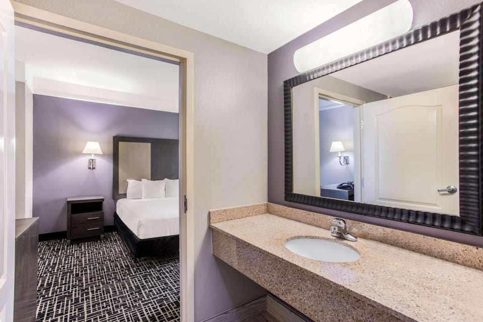 Combined shower/tub, free toiletries, hair dryer, towels