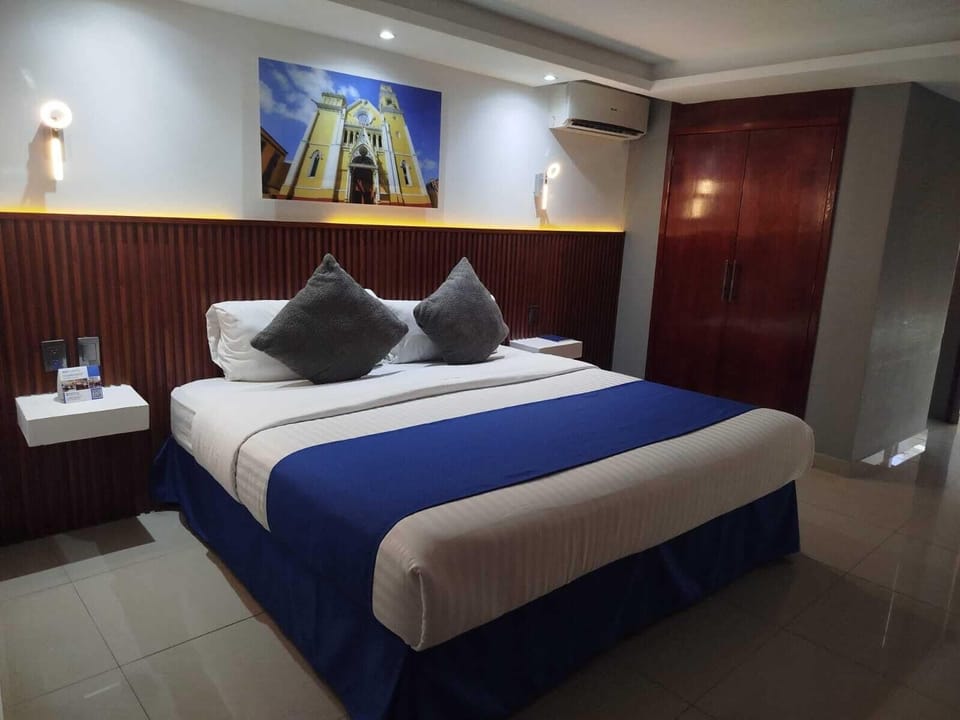 Premium Room | Desk, laptop workspace, soundproofing, iron/ironing board