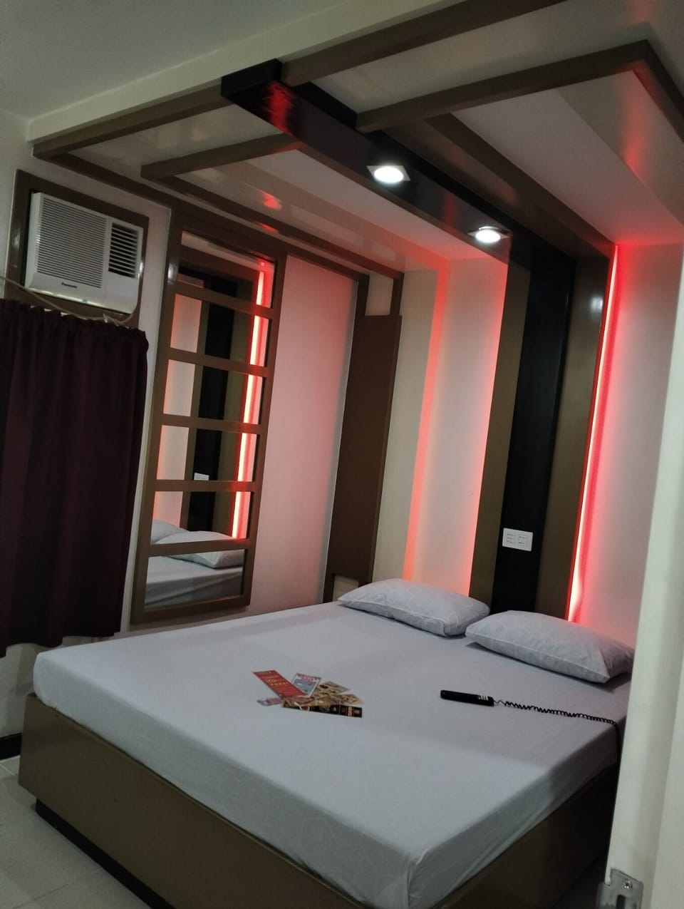 Deluxe Room, 1 Queen Bed | In-room safe, desk, free WiFi, bed sheets