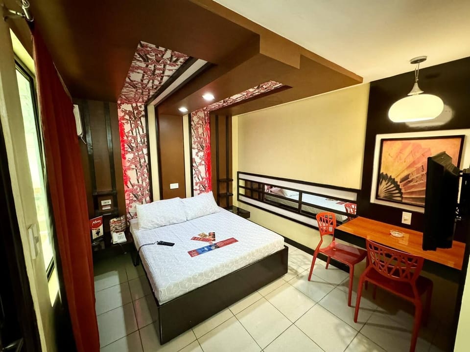 Executive Room, 1 Queen Bed | In-room safe, desk, free WiFi, bed sheets