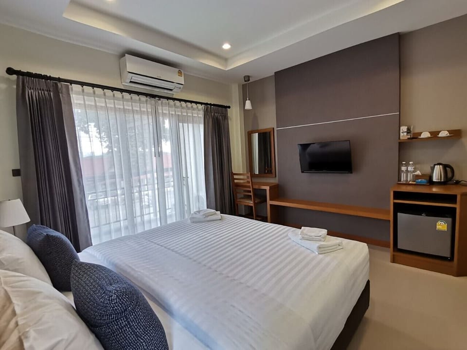 Superior Double Room | Desk, blackout drapes, free WiFi, bed sheets