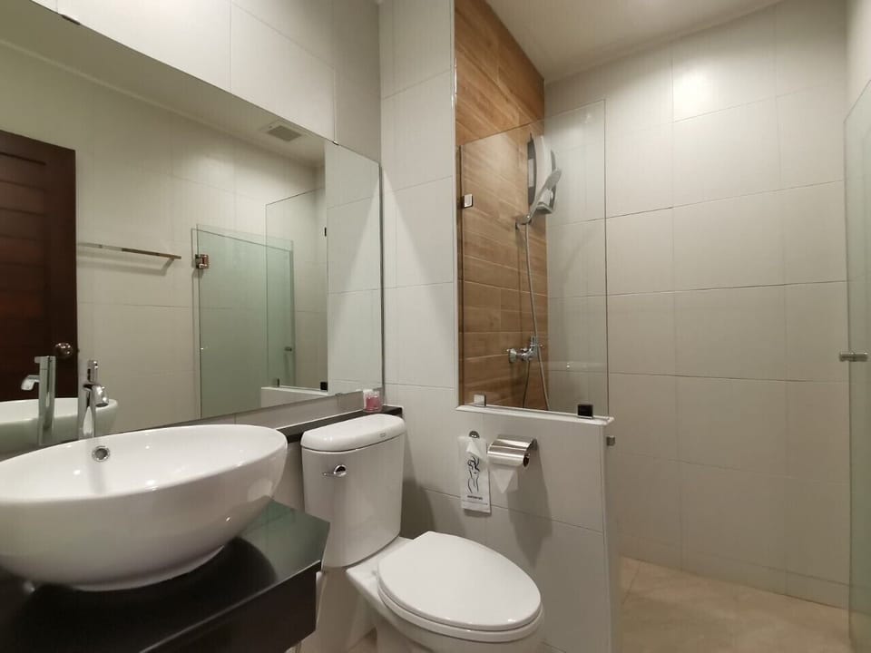 Superior Double Room | Bathroom | Shower, free toiletries, hair dryer, towels