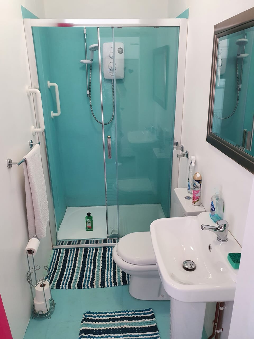 Shower, free toiletries, towels