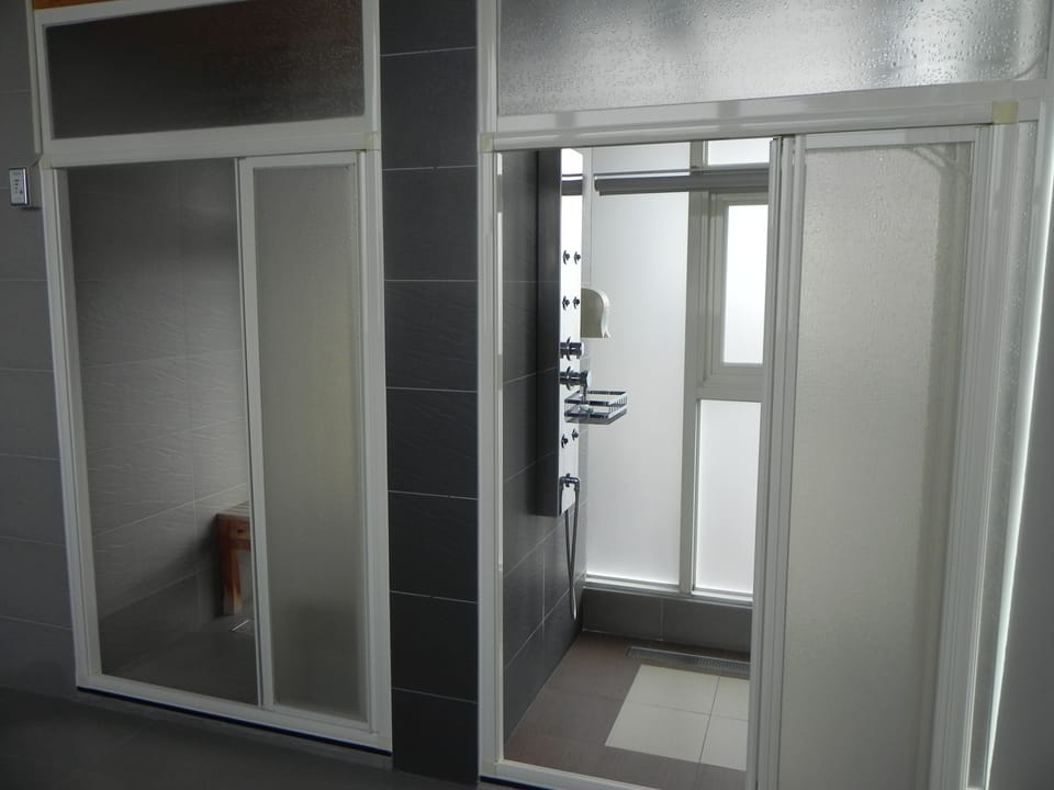 Penthouse | Bathroom | Shower, free toiletries, hair dryer, slippers