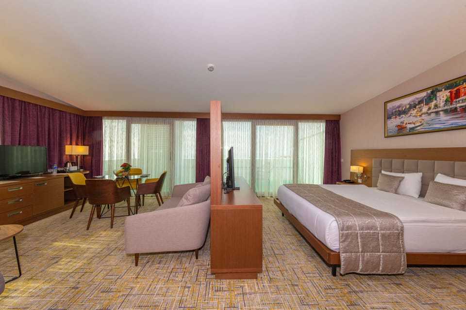 Deluxe Suite, Lake View | Minibar, in-room safe, desk, soundproofing