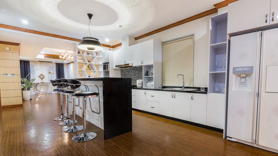 Luxury Three-Bedroom Apartment with Pool View (3 King Bed for 6 Person) | Private kitchen | Fridge, oven, stovetop, electric kettle