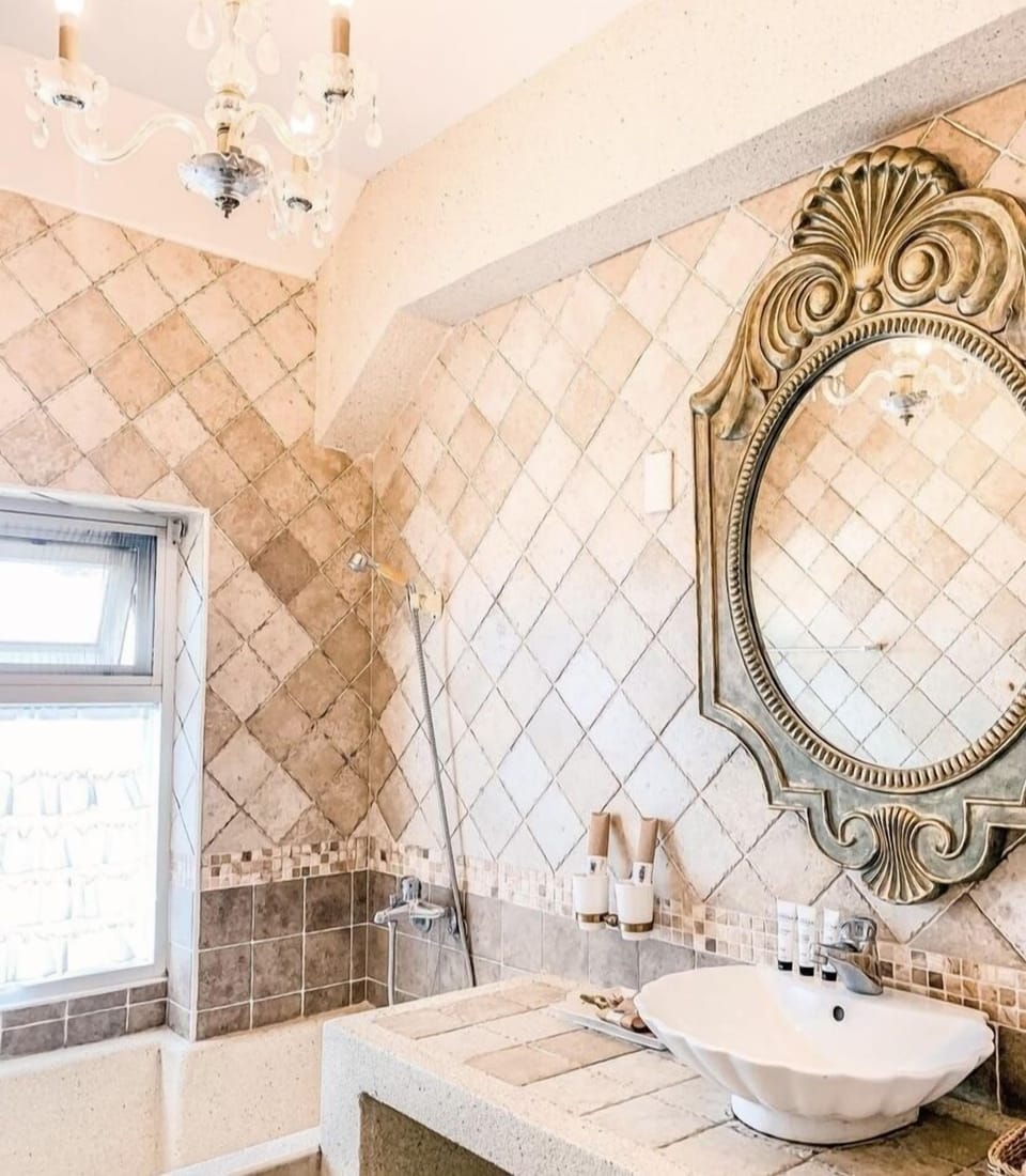 Classic Double Room | Bathroom | Separate tub and shower, free toiletries, hair dryer, slippers