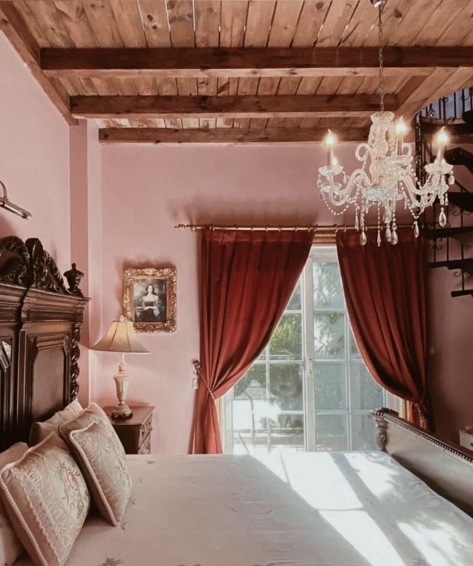 Classic Double Room | Individually decorated, individually furnished, desk, blackout drapes