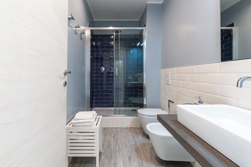 Deluxe Double Room, Balcony | Bathroom | Shower, free toiletries, hair dryer, bidet