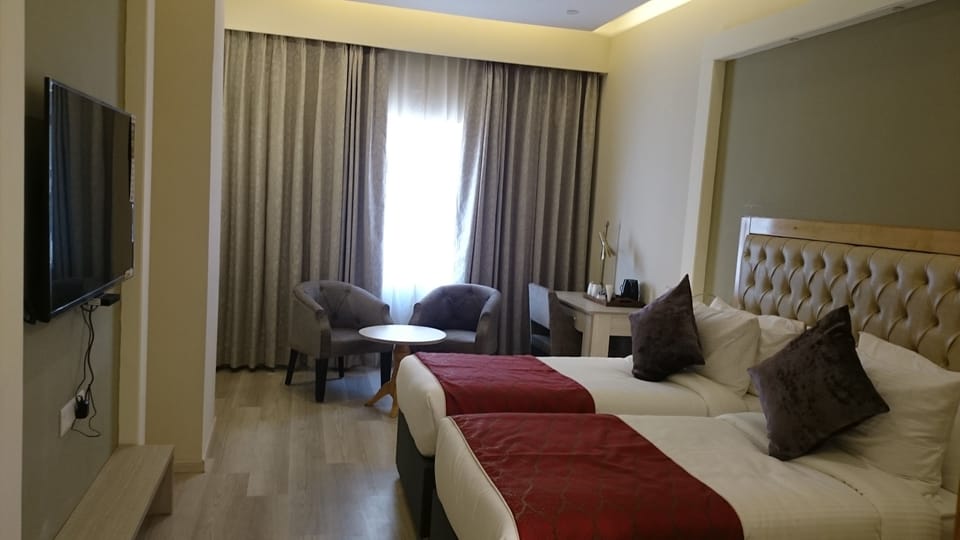 Basic Twin Room | In-room safe, desk, iron/ironing board, rollaway beds