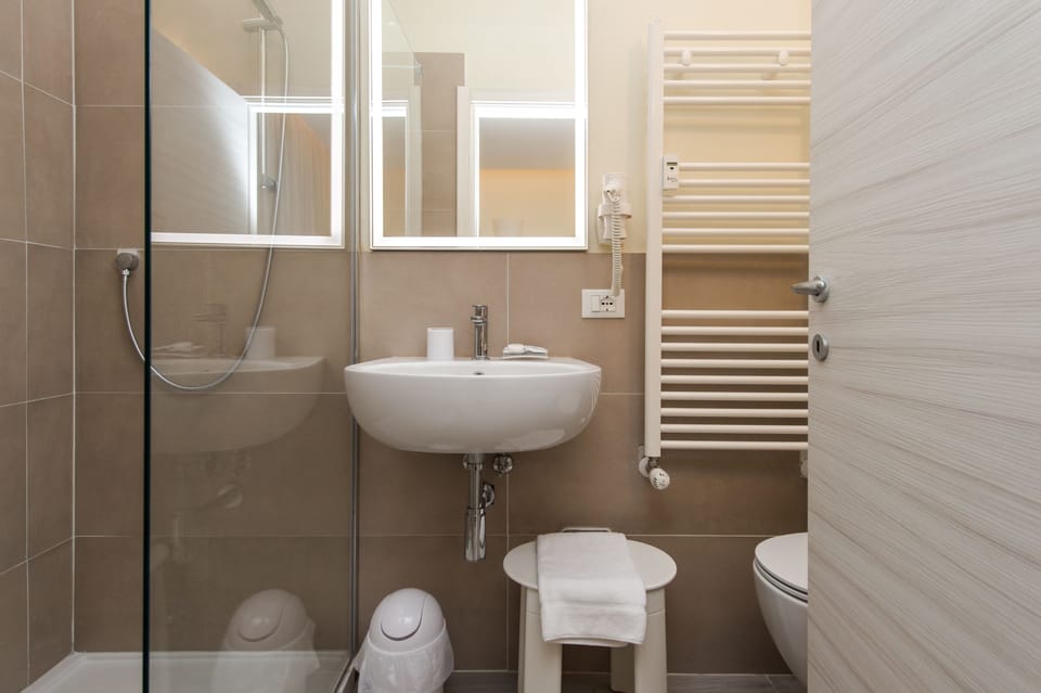 Standard Double Room, Private Bathroom | Bathroom | Towels, soap, shampoo, toilet paper