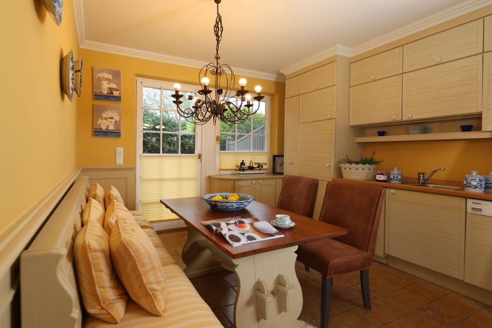 Room, Private Bathroom | Shared kitchen | Oven