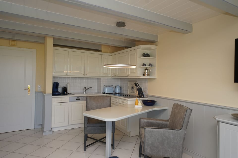Room, Private Bathroom | Shared kitchen | Cookware/dishes/utensils