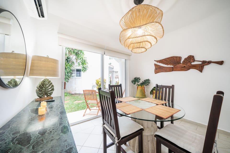 Family Condo, 3 Bedrooms | Dining room