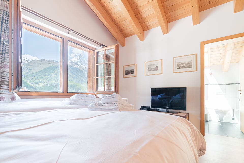 Chalet, 4 Bedrooms, Mountain View | 1 bedroom, desk, iron/ironing board, free WiFi
