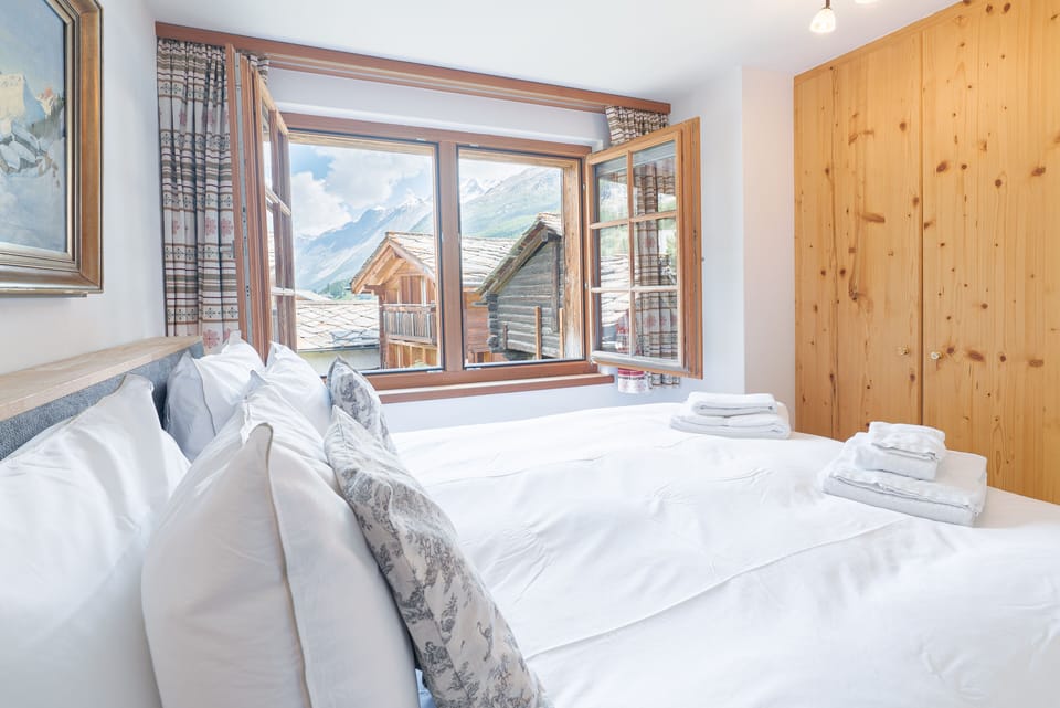 Chalet, 4 Bedrooms, Mountain View | 1 bedroom, desk, iron/ironing board, free WiFi