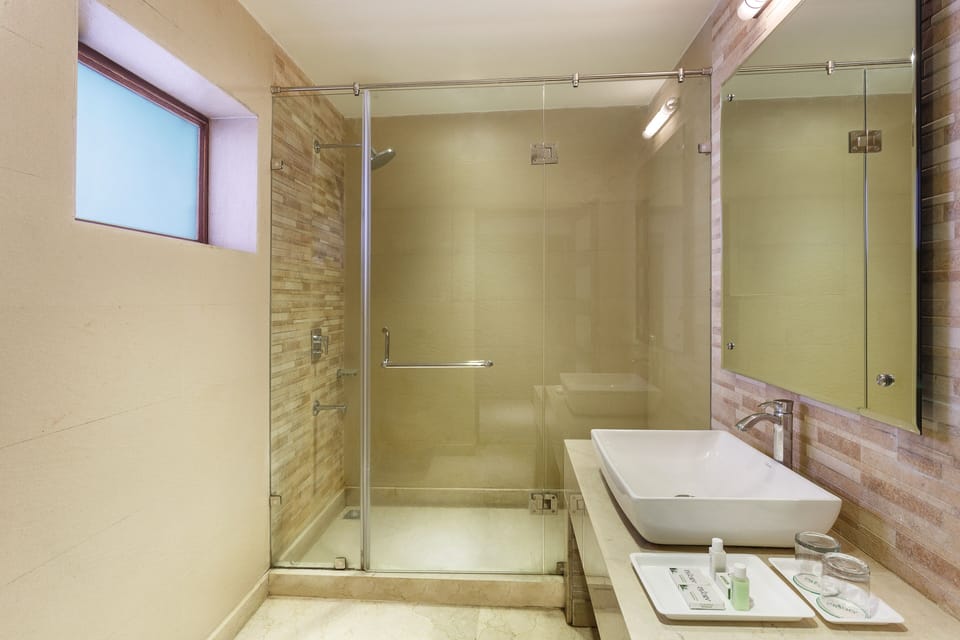 Superior Room | Bathroom | Shower, rainfall showerhead, free toiletries, hair dryer