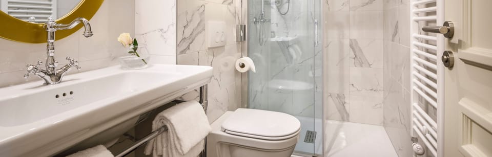 Superior Double Room | Bathroom | Free toiletries, hair dryer, bathrobes, towels