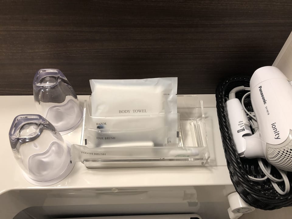 Combined shower/tub, deep soaking tub, free toiletries, hair dryer