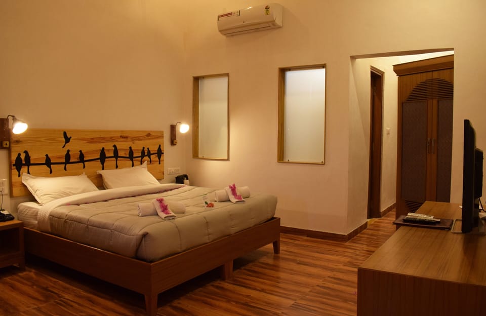 Executive Queen Room | 1 bedroom, premium bedding, in-room safe, desk