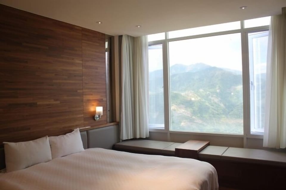 1 bedroom, premium bedding, down comforters, desk