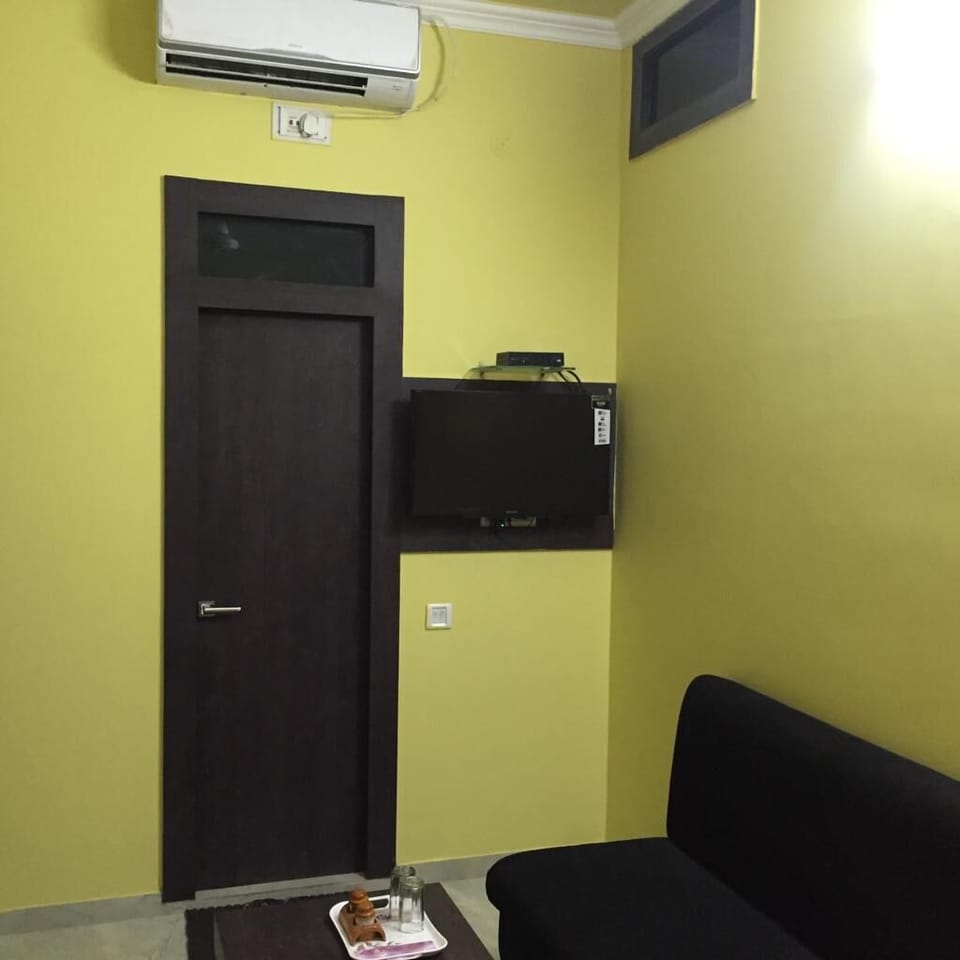 Executive Room | Bathroom | Shower, free toiletries, towels, soap