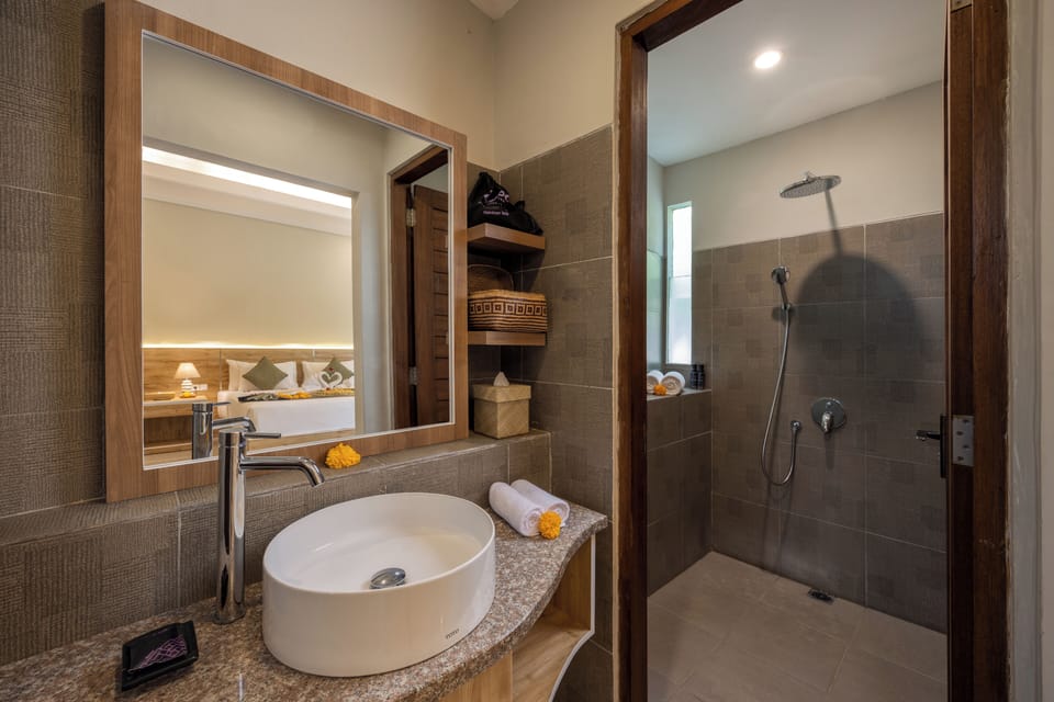 Deluxe Riverside Garden View | Bathroom | Free toiletries, hair dryer, slippers, towels