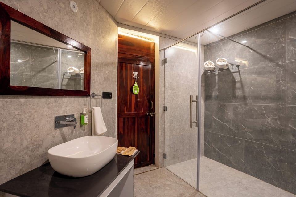Grand Room, 2 Bedrooms | Bathroom | Shower, free toiletries, towels