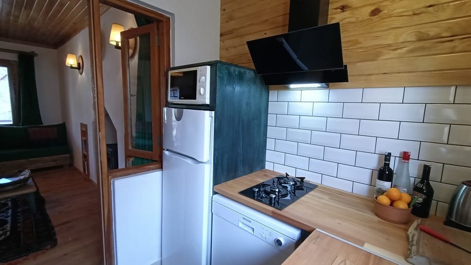 Deluxe Suite, Patio, Mountain View | Private kitchen | Stovetop, electric kettle, cookware/dishes/utensils, cleaning supplies