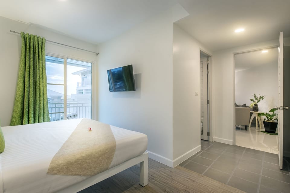 In-room safe, blackout drapes, WiFi (free)