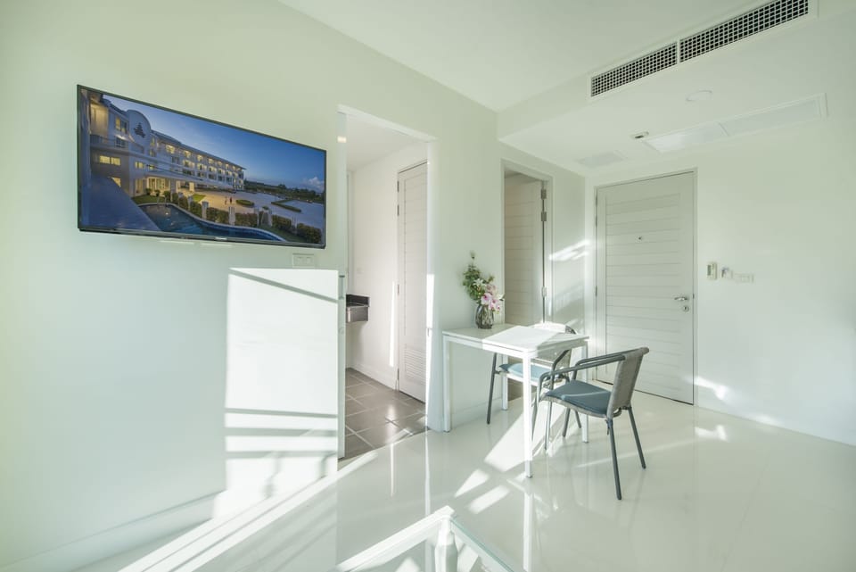 1 Bedroom Suite | In-room dining