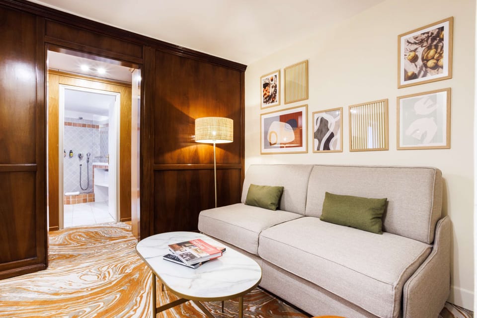 Family Room, 1 King Bed, Non Smoking (with Single Sofabed) | Premium bedding, free minibar, in-room safe, desk