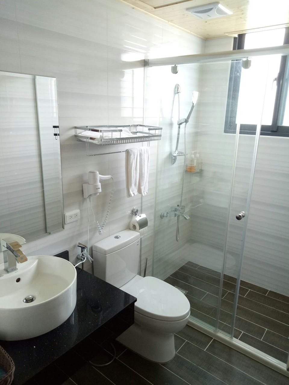 Gallery Double Room, 1 Queen Bed, Ensuite | Bathroom | Shower, free toiletries, hair dryer, slippers