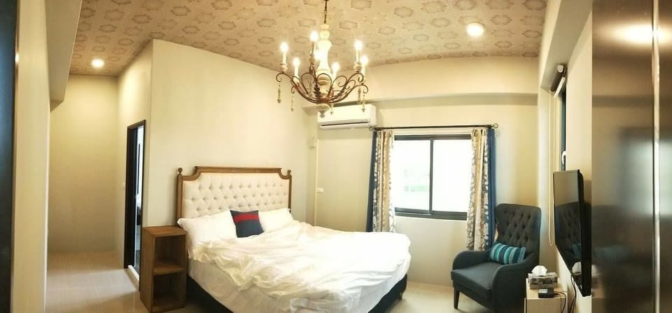 Gallery Double Room, 1 Queen Bed, Ensuite | Premium bedding, down comforters, individually decorated