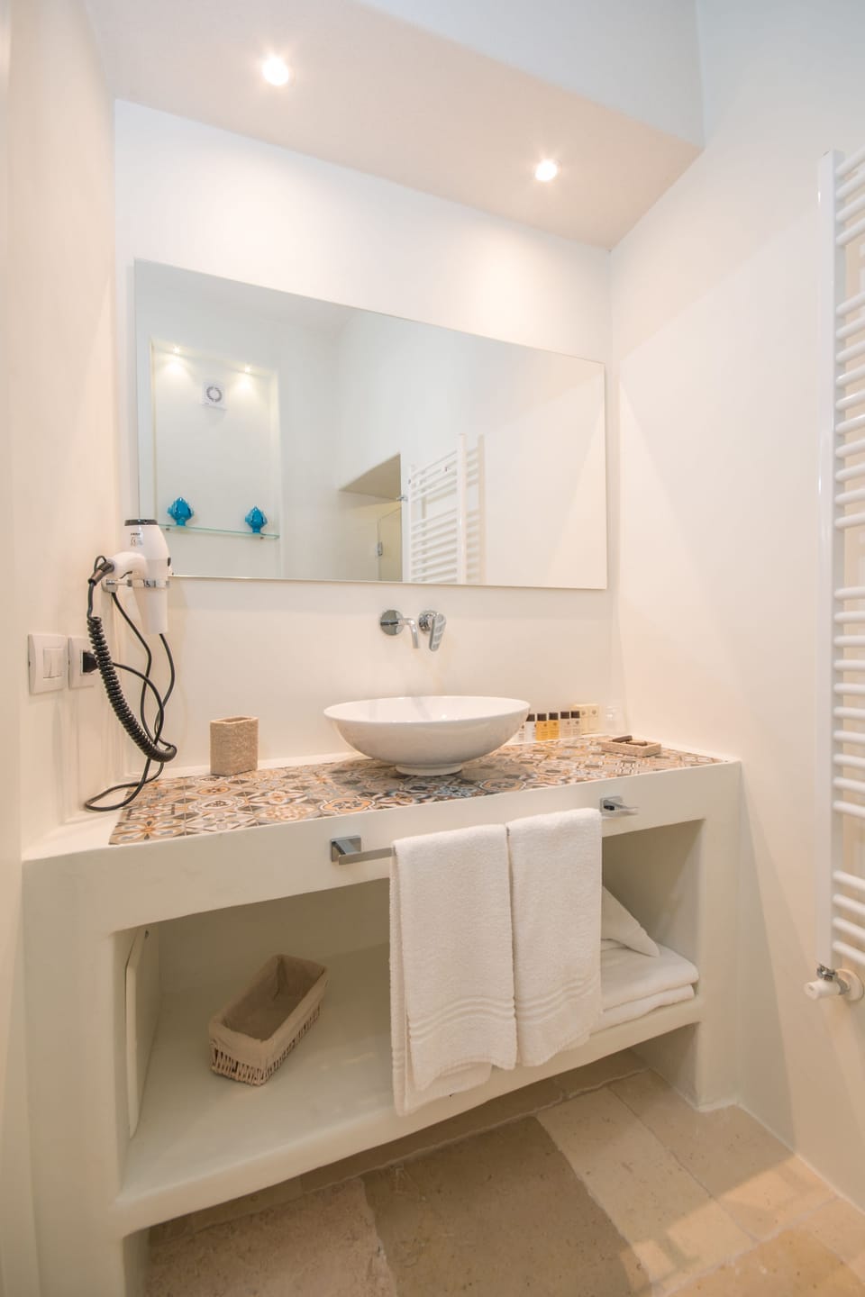Superior Double Room | Bathroom | Shower, free toiletries, hair dryer, slippers