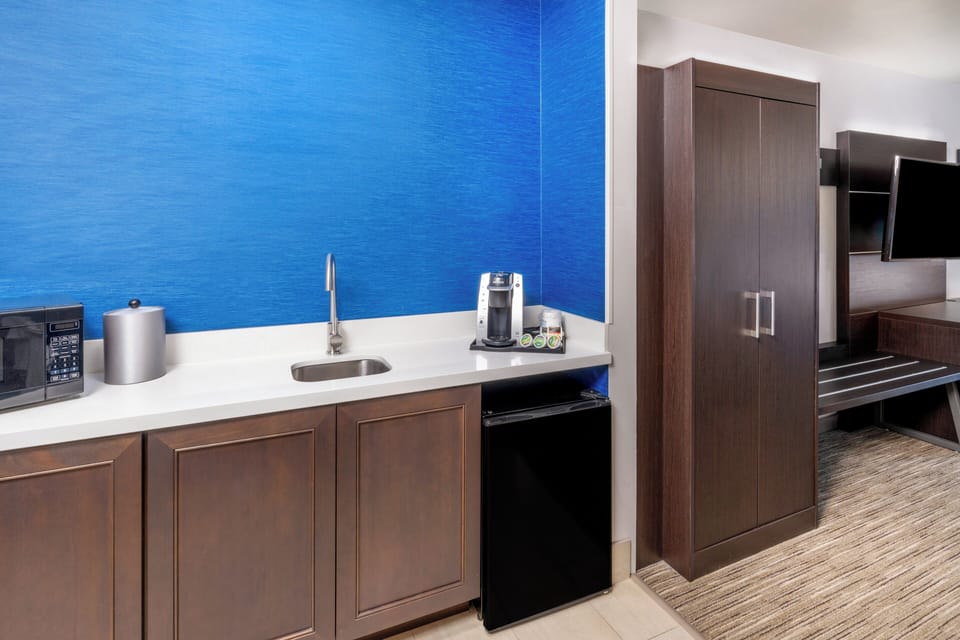 Suite, 1 King Bed | Room amenity