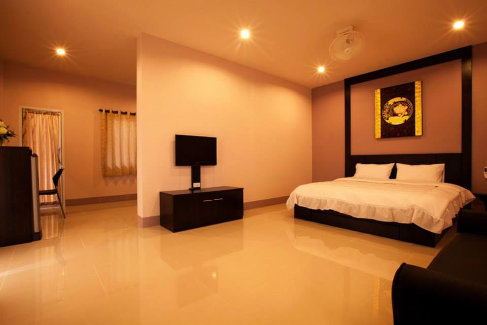Junior Suite, 1 King Bed, Lanai, Tower | Minibar, desk, blackout drapes, rollaway beds