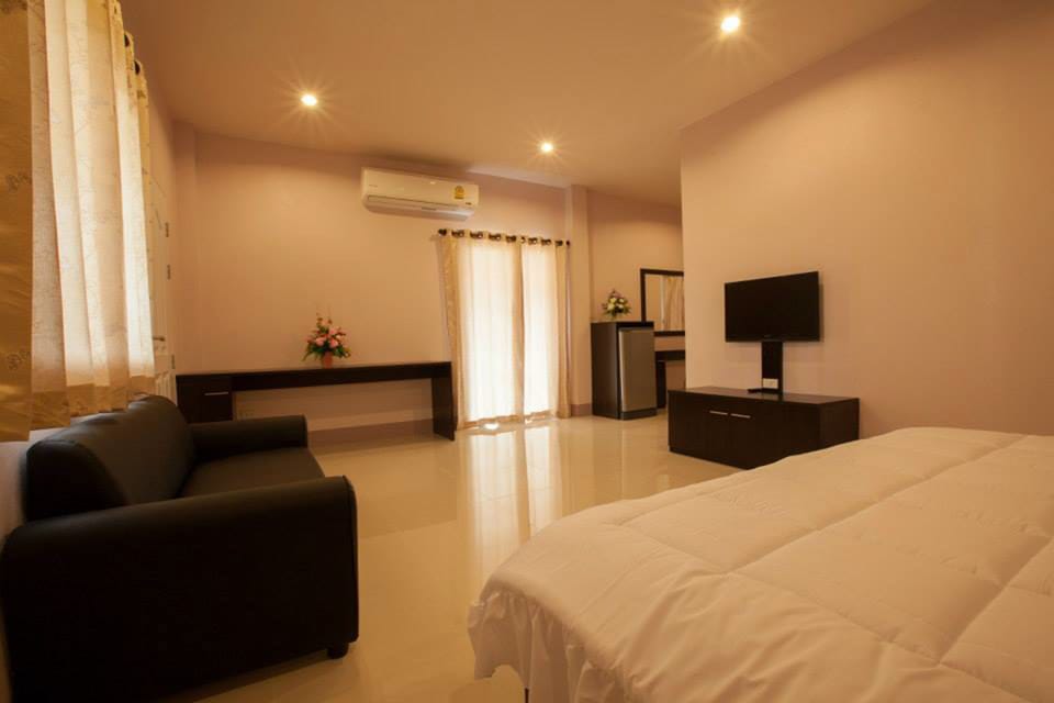 Junior Suite, 1 King Bed, Lanai, Tower | Living area | 32-inch LCD TV with cable channels, TV