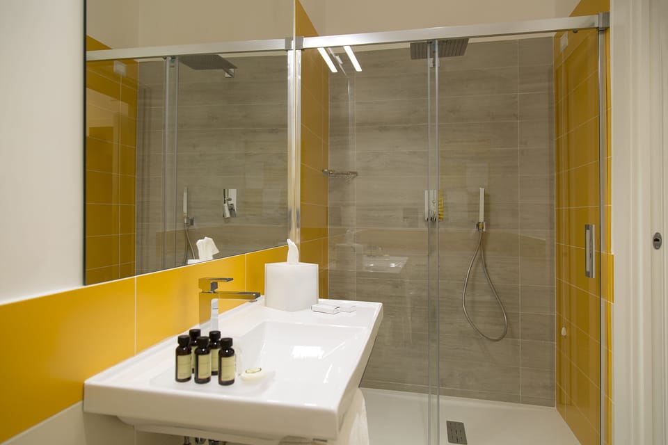 Comfort Triple Room, Non Smoking | Bathroom | Shower, free toiletries, hair dryer, slippers