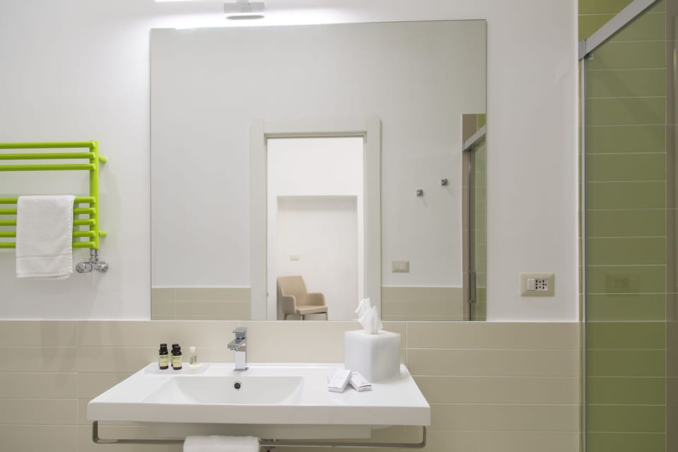 Comfort Triple Room, Non Smoking | Bathroom | Shower, free toiletries, hair dryer, slippers