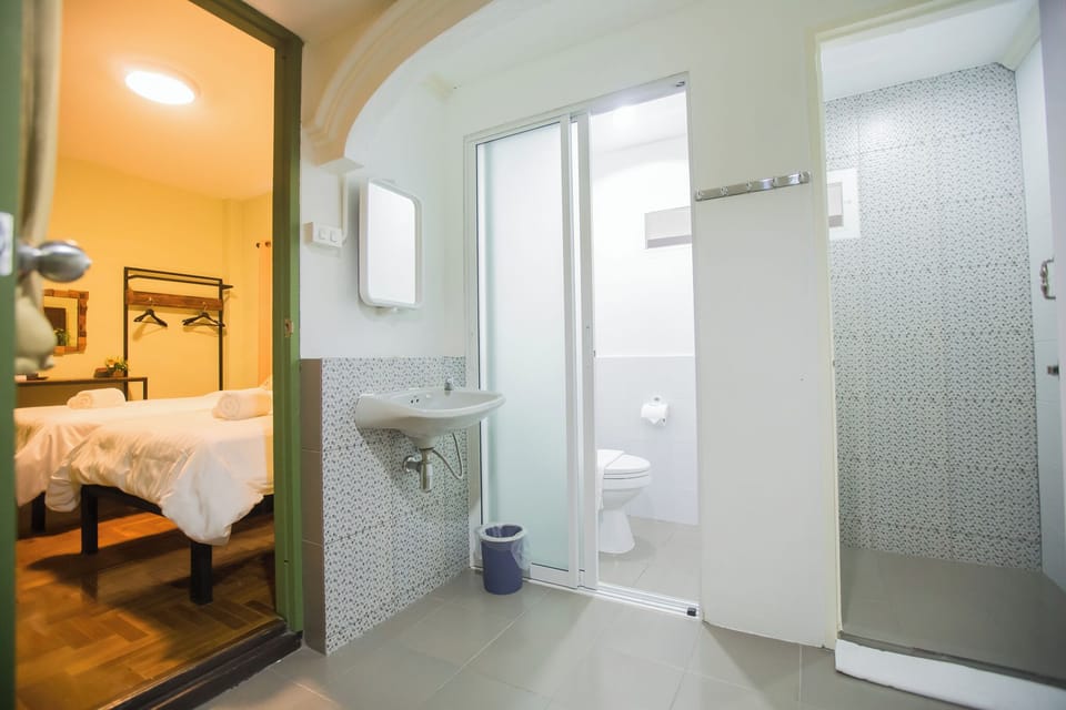 Family Connecting Room | Bathroom | Shower, free toiletries, hair dryer, towels