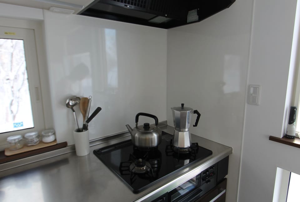 Microwave, espresso maker, coffee/tea maker, electric kettle