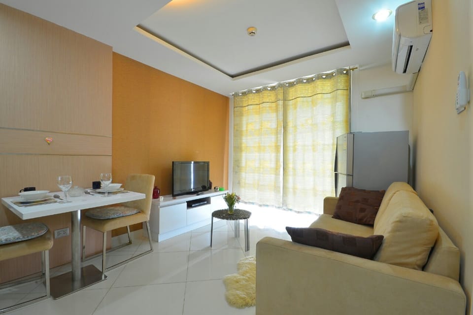 Apartment, 1 Bedroom, Refrigerator & Microwave, City View | Living area | Flat-screen TV